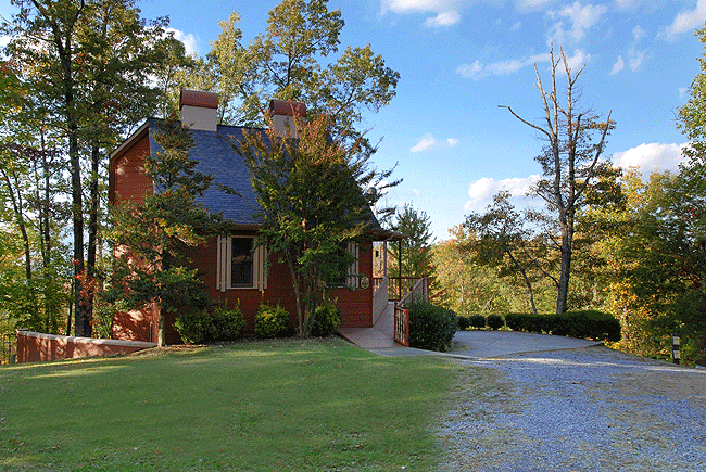 Pigeon Forge Chalet nestled in the woods with wireless internet access