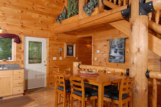 Pigeon Forge Cabin witha dinning area