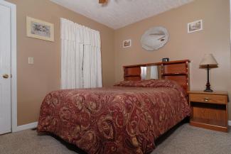 bedroom with queen size bed