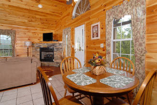pigeon forge cabin that has a dining area to sleep 4