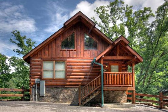 Pigeon FOrge Two Bedroom Cabin with a hot tub and Pool table with a parking area and wooded view