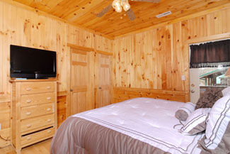 Pigeon Forge Cabin Lodge Bedroom