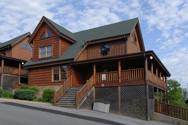 Pigeon Forge Four Bedroom Cabin that features 4 king beds and 4 master bathrooms