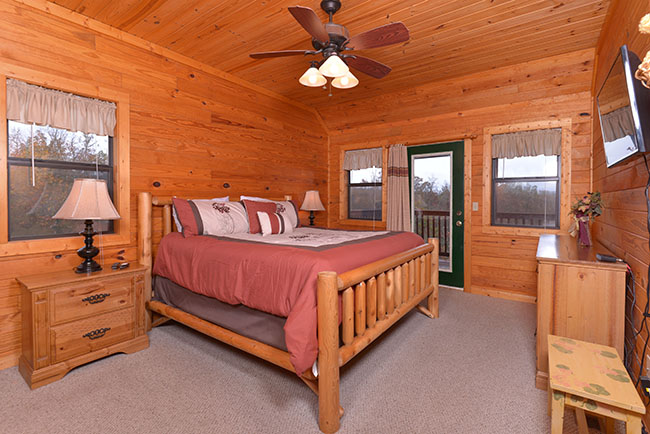 Pigeon Forge Cabin King Size Bedroom