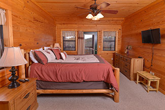 Pigeon Forge Cabin with a Large Main Level Master Suite 