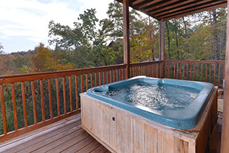 Pigeon FOrge Cabin Rental with a lower level deck area that features an outdoor hot tub
