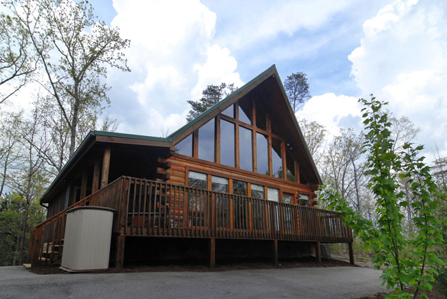 Pigeon Forge Two Bedroom Log Cabin in the woods
