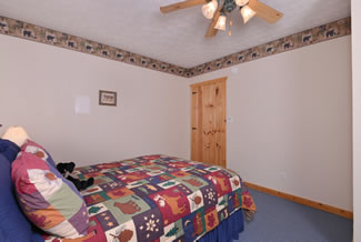 Pigeon Forge Cabin Rental that features Queen Size Beds in the lower level
