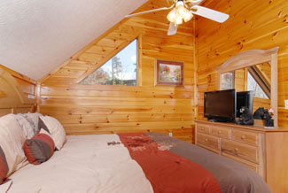 Pigeon Forge Three Bedroom Cabin with an upper level bedroom