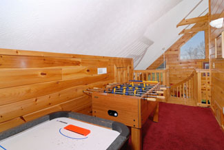 Tennessee Vacation Cabin Rental Convenient to Downtown Pigeon Forge with Three Bedrooms Hot tub, Two Whirlpools, and a Game Room