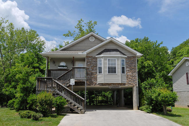 Pigeon FOrge Cottage Rental with Covered Parking