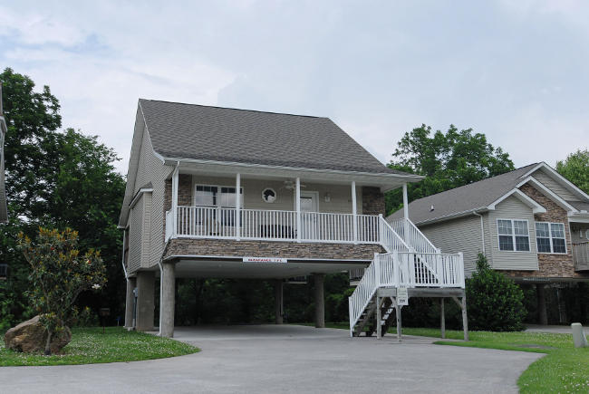 Pigeon Forge Two bedroom Two Bathroom Cottage on the Little Pigeon River