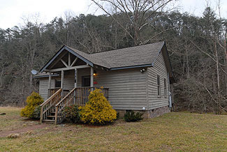 Secluded Honeymoon One Bedroom Cabin on the River