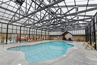 Pigeon Forge Indoor Swimming Pool that has convenience to Dollywood and Dollys Splash Country
