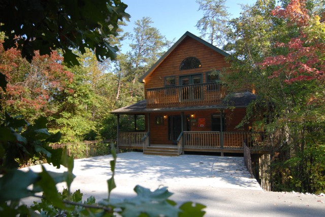 Affordable 3 bedroom plus loft Bedroom cabin rental in Pigeon Forge with Free Wireless Internet Access
