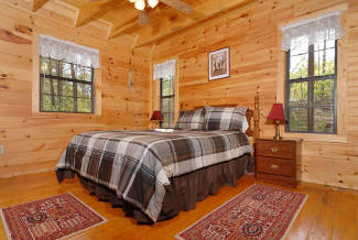 bedroom with queen size bed