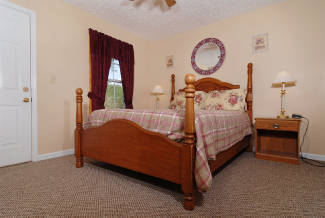 queen size bed in the bedroom