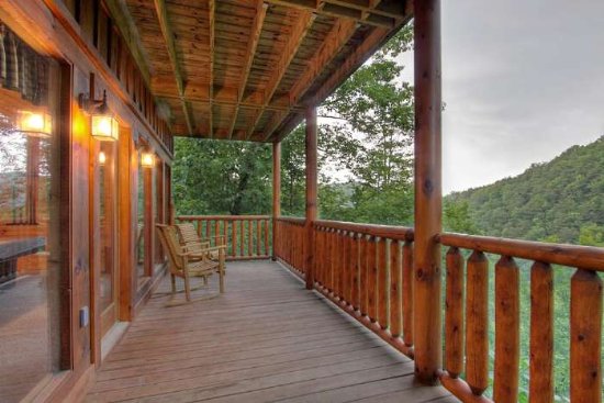Pigeon Forge Cabin with a large lower deck area for peaceful relaxation