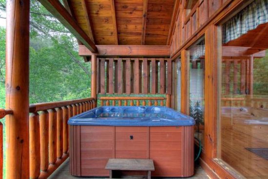 Pigeon Forge Two Bedroom Cabin with a Hot Tub