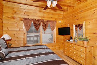 Pigeon Forge Cabin Bedroom