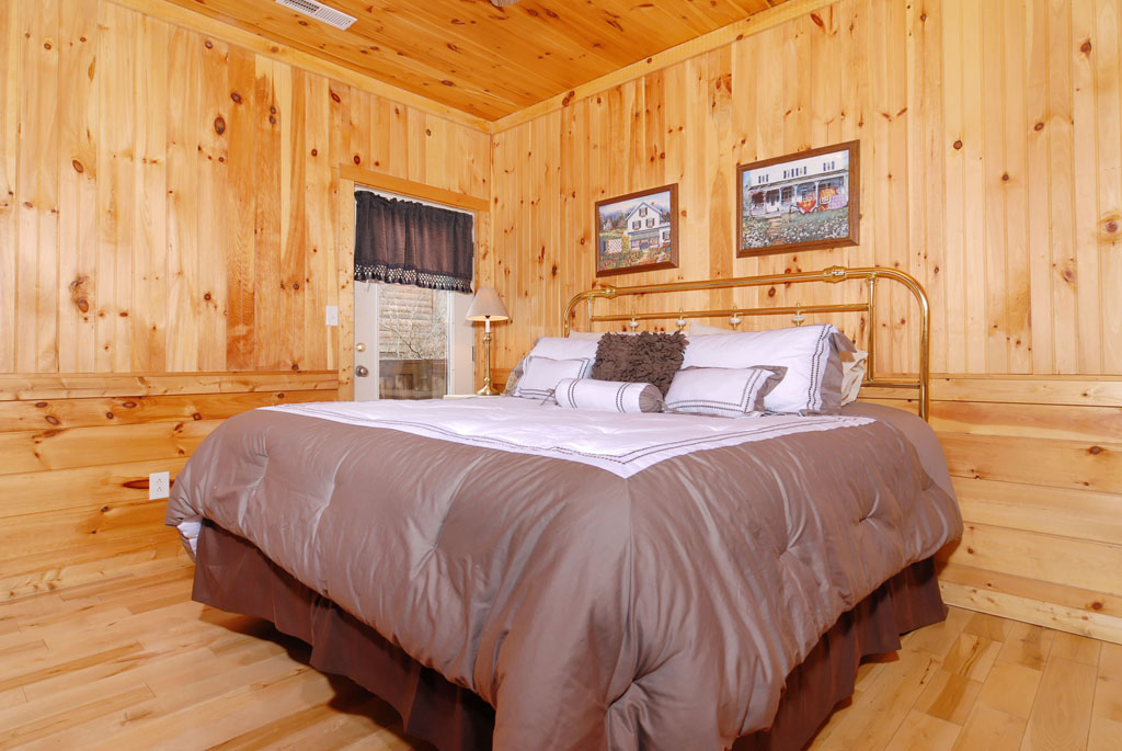 Pigeon Forge Cabin Bedroom