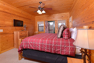 Pigeon Forge Lower Level Cabin Bedroom