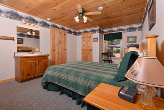 Pigeon Forge Chalet Rental Main Level Master Suite