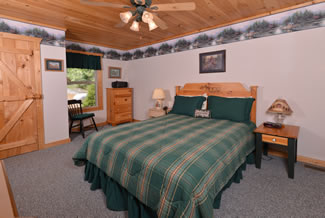 Pigeon Forge Chalet Rental Main Level Bedroom Master Suite