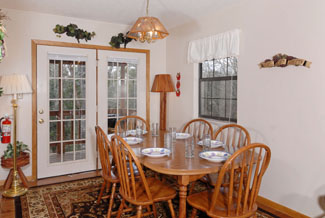 Pigeon Forge Chalet Dinning Area that seats 6 guests