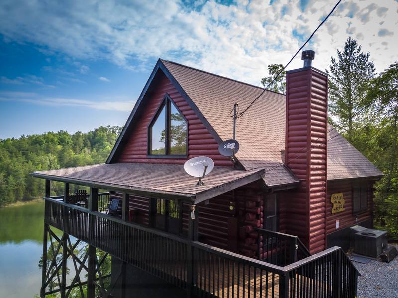 Two Bedroom Lake Front Cabin RentalHot TubPrivate Dock