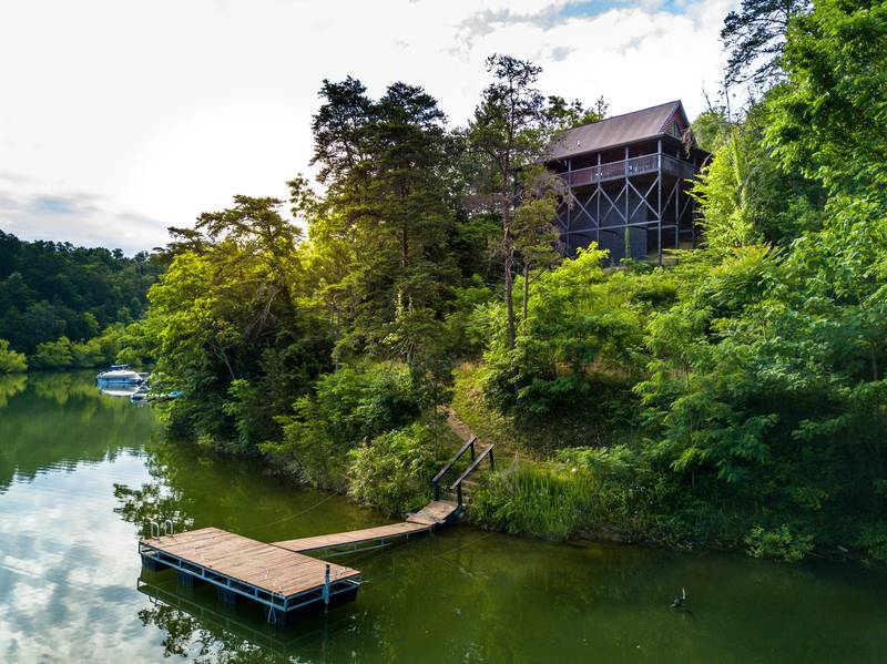Two Bedroom Lake Front Cabin RentalHot TubPrivate Dock