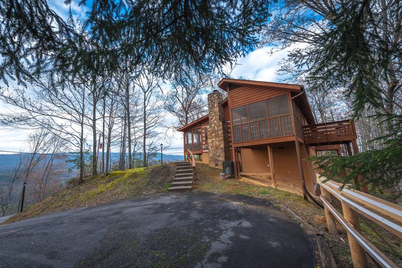 Shagbark 103 Luxury log cabin in Pigeon Tennessee with hot tubview