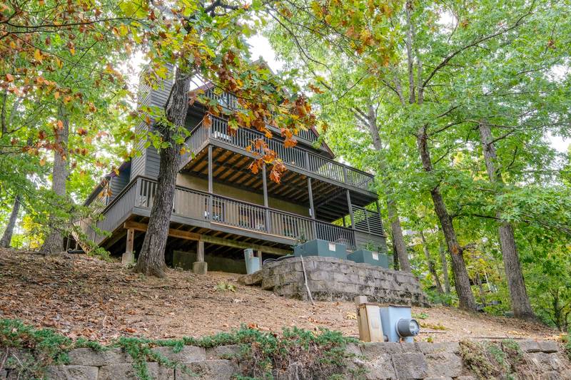 Adele's Retreat view of main level and lower level wraparound deck