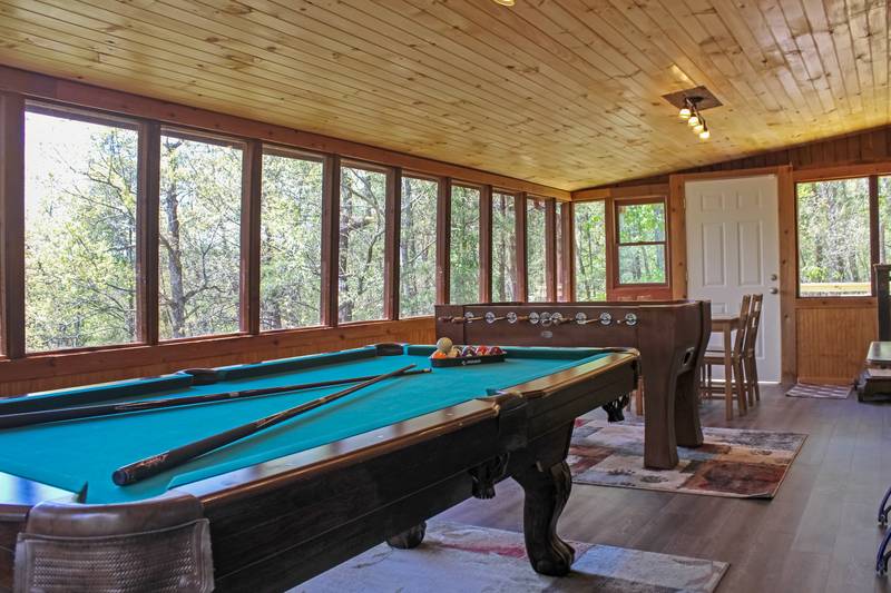 Pigeon One Bedroom Plus Loft Cabin Rental Pool Table Foosball Table Mountain View