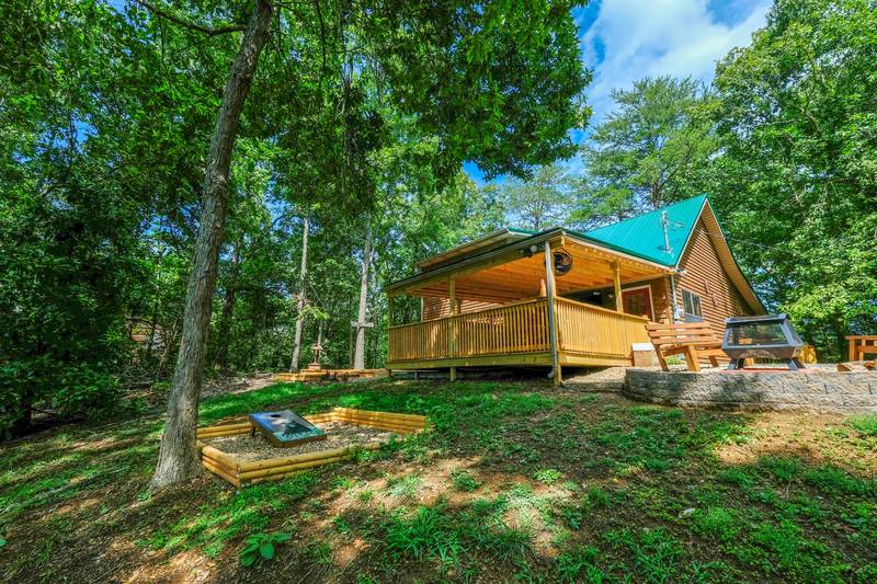 S'more Family Fun - Cabin with corn hole course