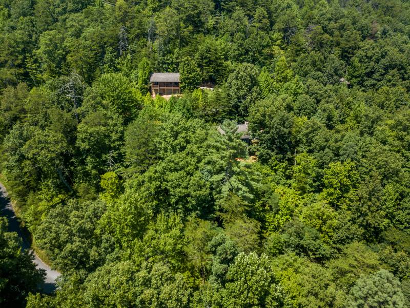 Lone Pine Lodge secluded mountain setting