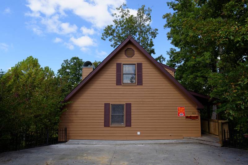 Pigeon 409 Two Bedroom Cabin RentalHot TubPool TableMovie Theater