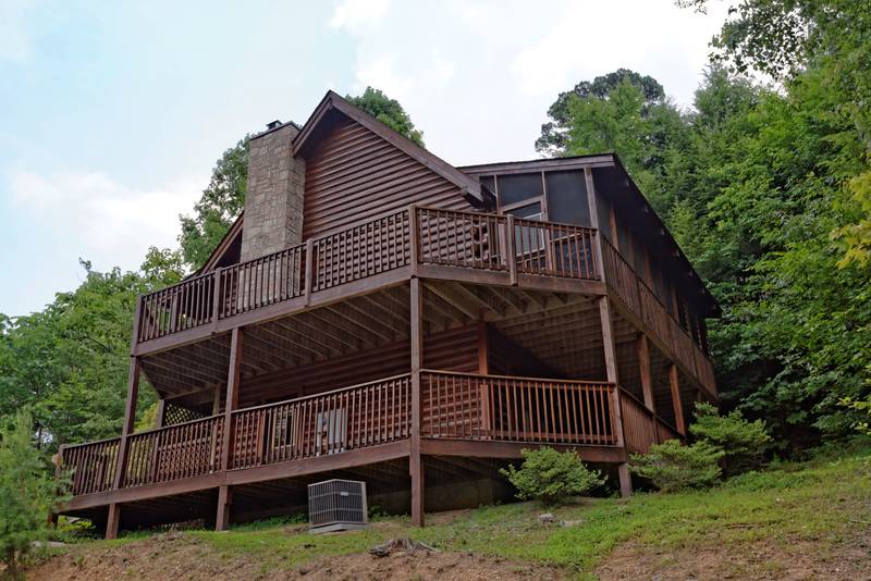 Tennessee Vacation Cabin Rental with a Large Deck to enjoy your morning coffee on