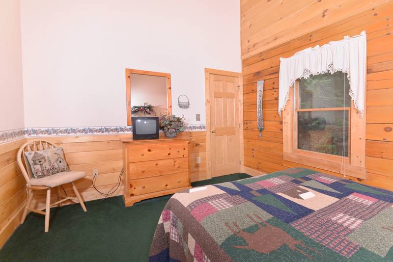 Pigeon Forge Cabin with Main Level Bedroom featuring a Qeen Size Bed