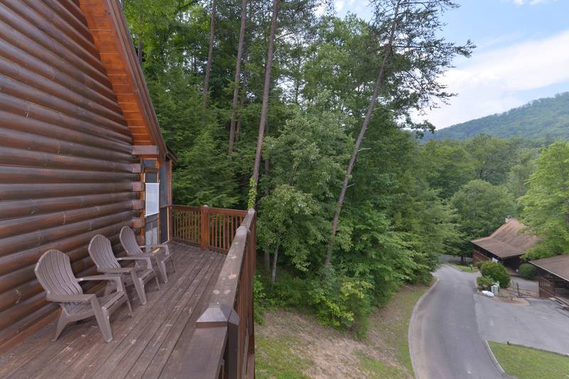 Tennessee Vacation Cabin Rental featuring large decks to enjoy your evening on