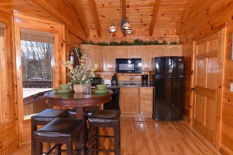 Pigeon Forge Cabin Rental featuring a Kitchenette