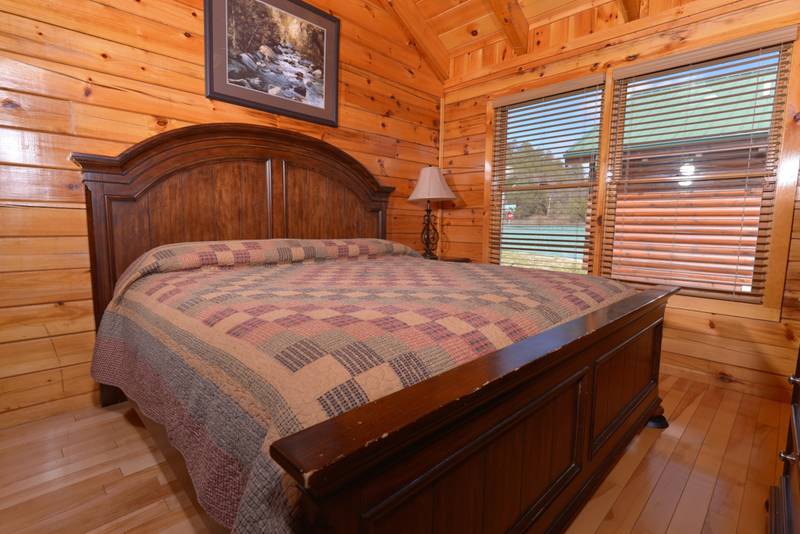 One Bedroom Cabin Rental that features a King Size Bed 