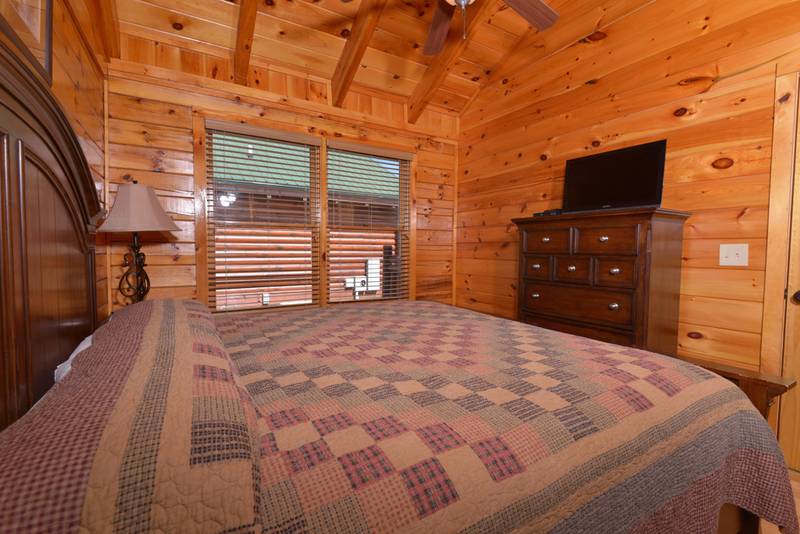 Pigeon Forge Honeymoon Cabin Rental that features a King Size Bed and Whirlpool 