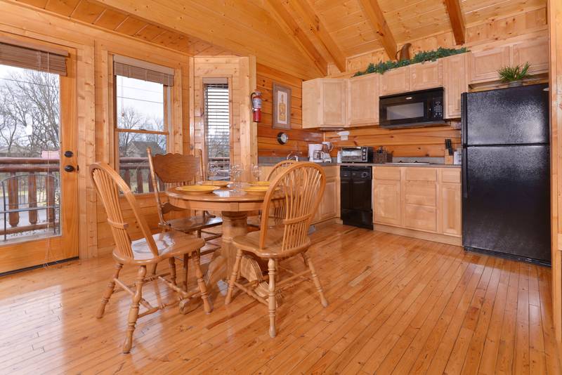 Pigeon Forge Cabin Rental featuring a Kitchenette