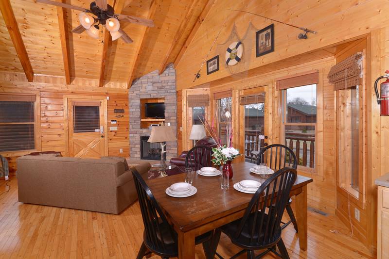 Pigeon Forge Cabin Rental featuring a Kitchenette