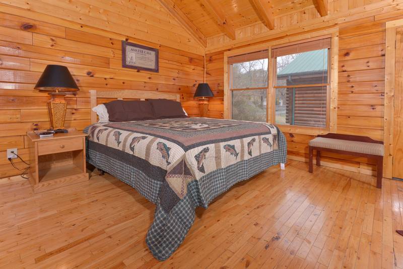 One Bedroom Cabin Rental that features a King Size Bed 