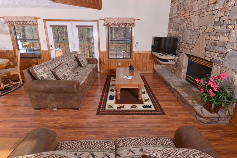 Cozy Livingroom Area-Flat Screen Smart Television-Gas Fireplace Pigeon Forge Cabin Rental