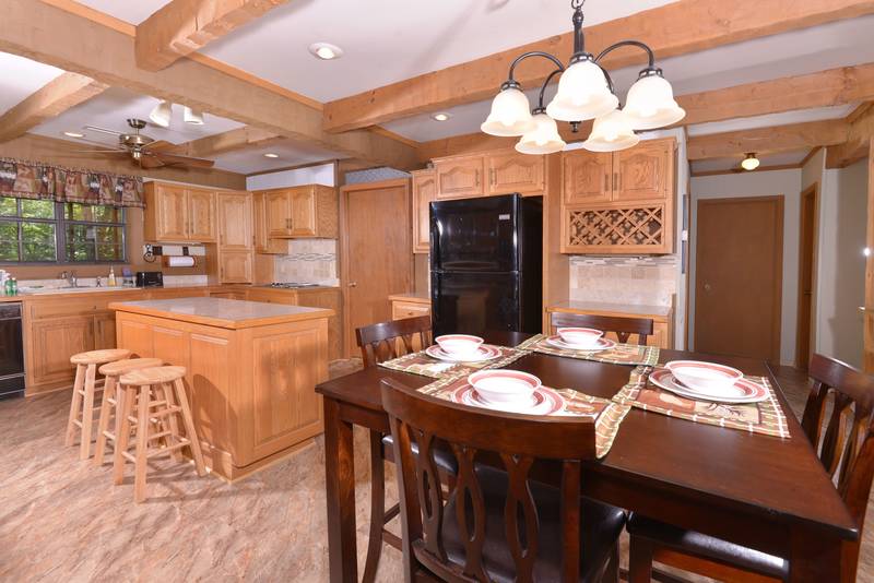 Tennessee Vacation Cabin Rental Dinning Area Seating 6