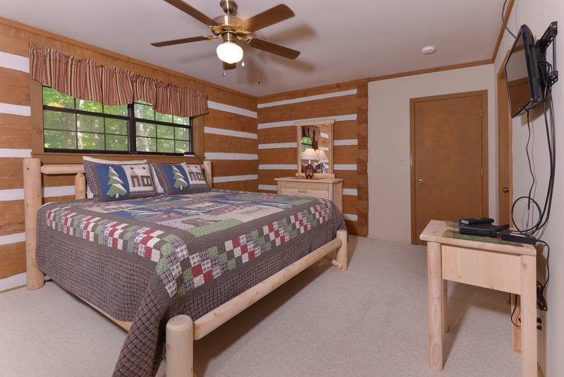 Pigeon Forge Cabin Rental Bedroom