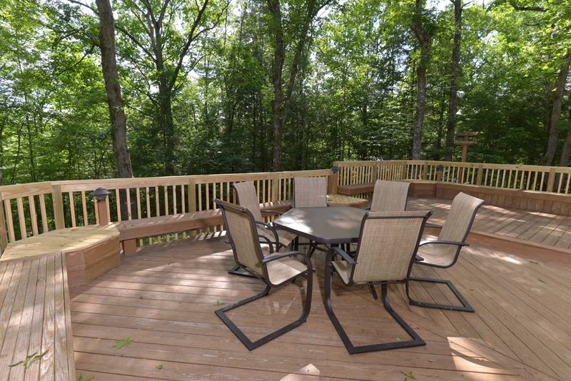 Pigeon Forge Cabin Rental offering a Peaceful Outdoor Deck Area